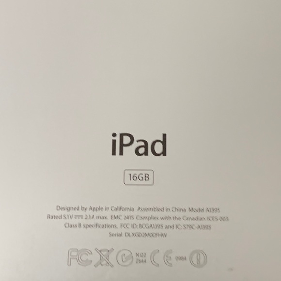 *SOLD*.   Apple iPad 16GB - Picture 5 of 5